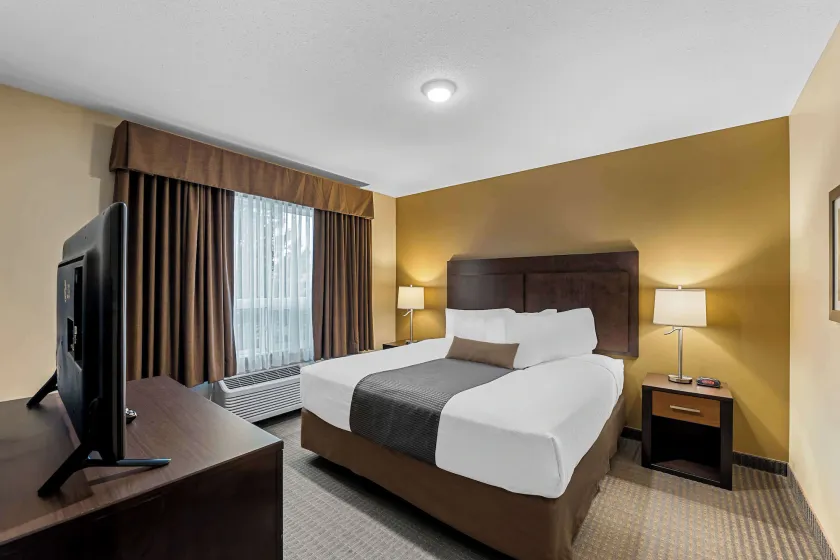 Best Western Plus Lacombe Inn and Suites - Image 1