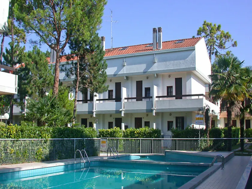 Relaxing villa with fenced garden - Image 1