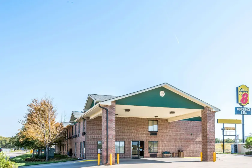 Super 8 by Wyndham Salina I-70 - Image 1
