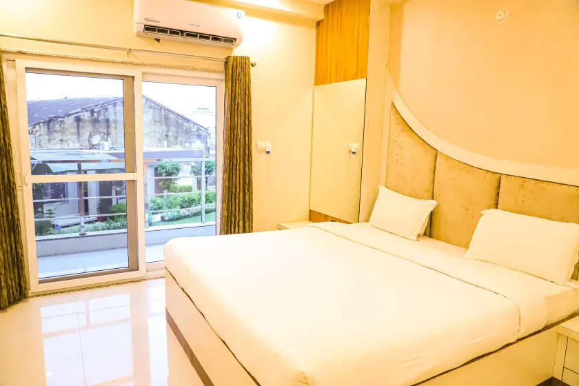 Hotel Shri Radha Nikunj - Opposite Prem Mandir - Image 1