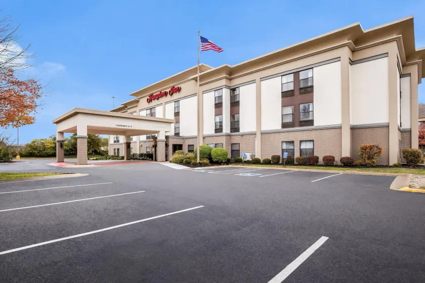 Hampton Inn Akron-Fairlawn - Image 1