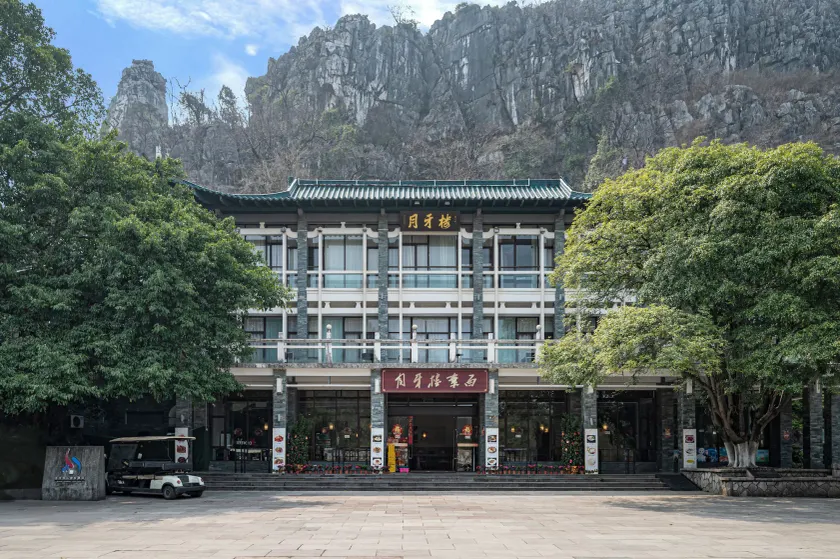 Guilin Crystal Crescent Moon Hotel - Image 1
