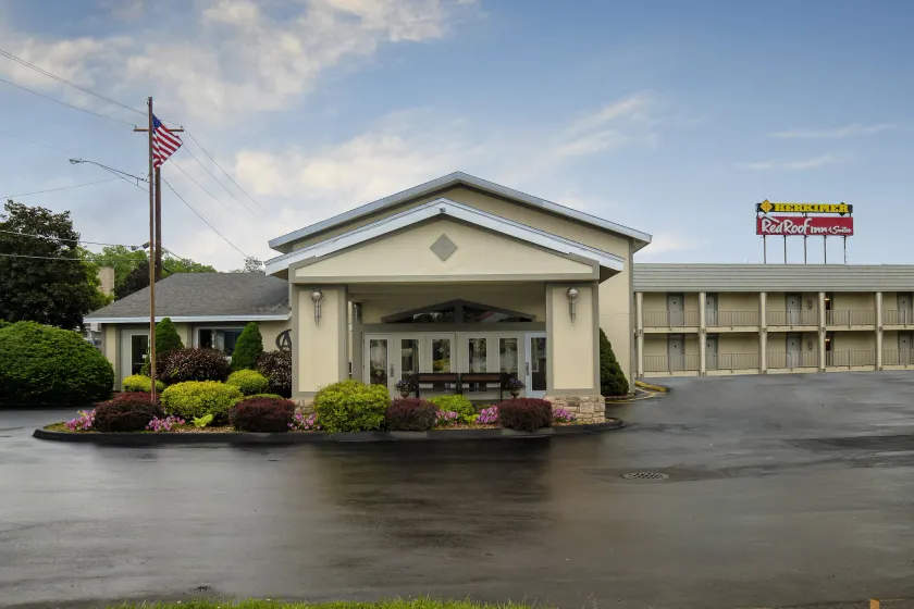 Red Roof Inn and Suites Herkimer - Image 1