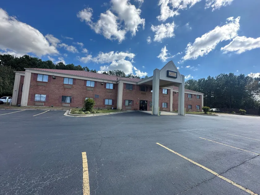 Budget Inn, Hwy 41 - Image 1