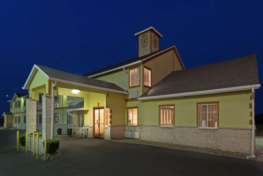 Days Inn by Wyndham Cameron - Image 1