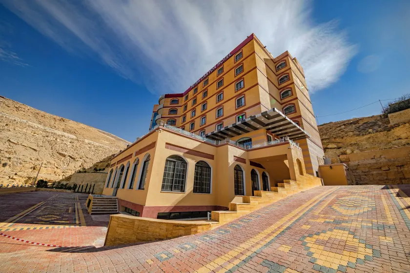Petra Canyon Hotel - Image 1