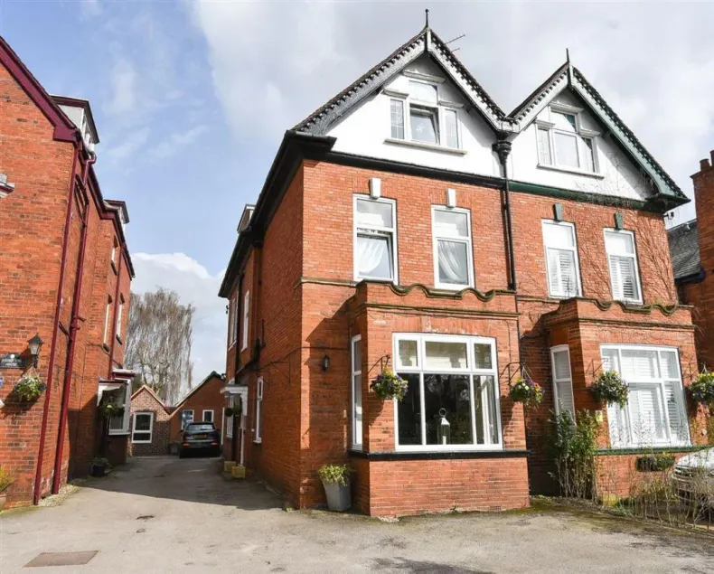 Hollies Guest House - Image 1