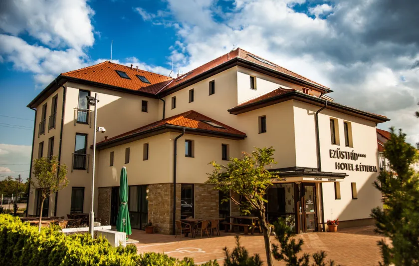 Ezüsthíd Hotel - Image 1