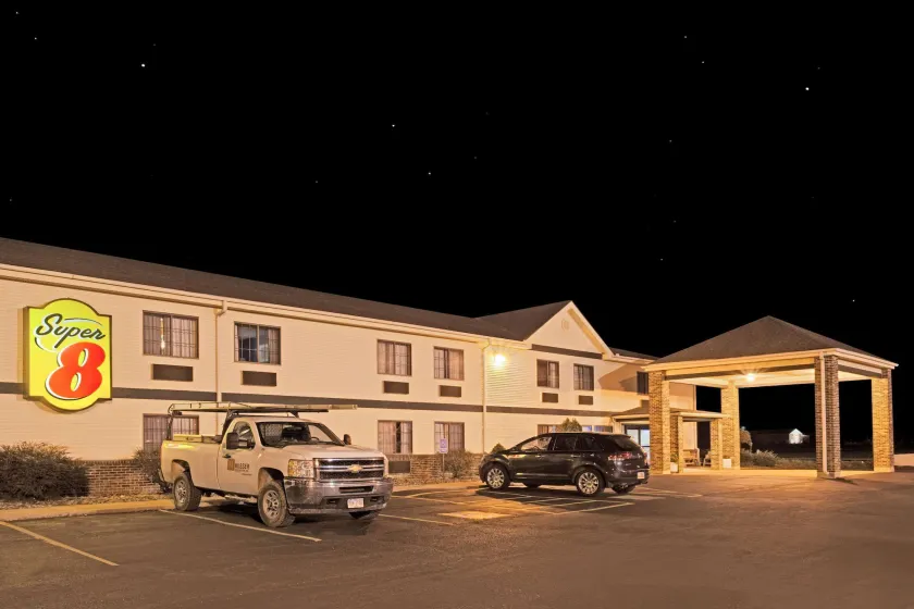 Super 8 by Wyndham Defiance - Image 1