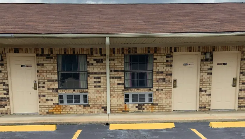 Luxury Inn Forrest City - Image 1