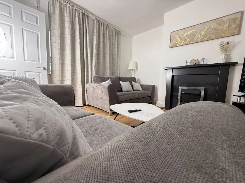 Spacious 3 Bed House Perfect for Contractors & Families with free Wi-fi and Parking - Image 1