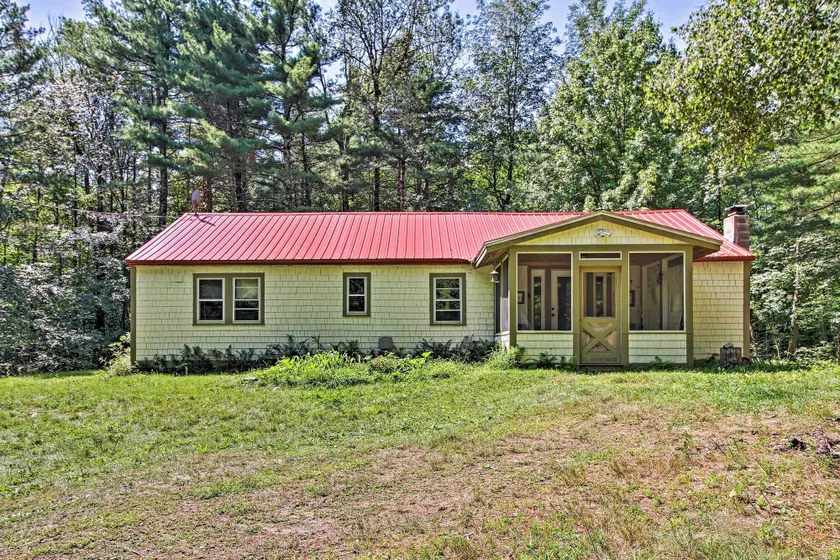 Rustic Bradford Cottage - 14 Miles to Sunapee Mtn! - Image 1