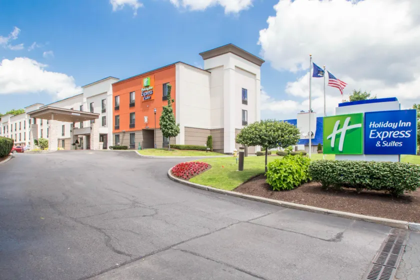 Holiday Inn Express & Suites - Albany Airport - Wolf Road by IHG - Image 1
