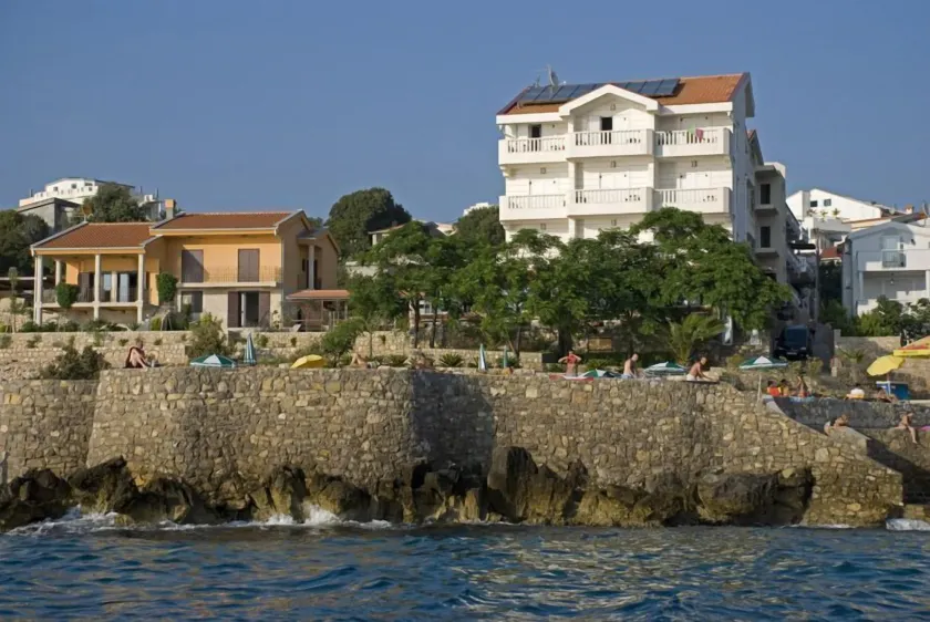 Hotel R - Image 1