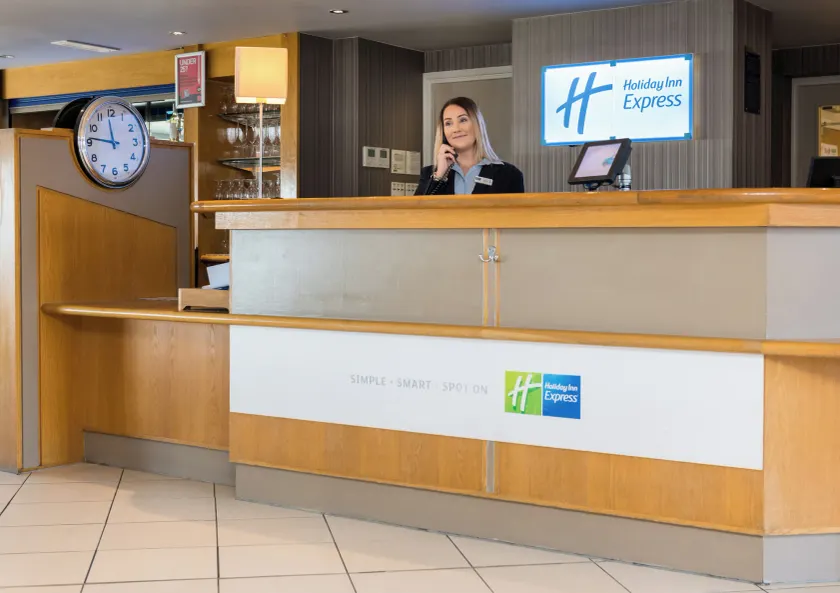 Holiday Inn Express London Luton Airport by IHG - Reception