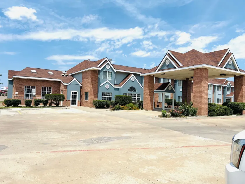 Longhorn Inn & Suites - Image 1