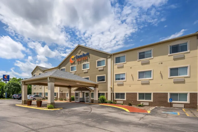 Comfort Suites Omaha Northwest - Image 1