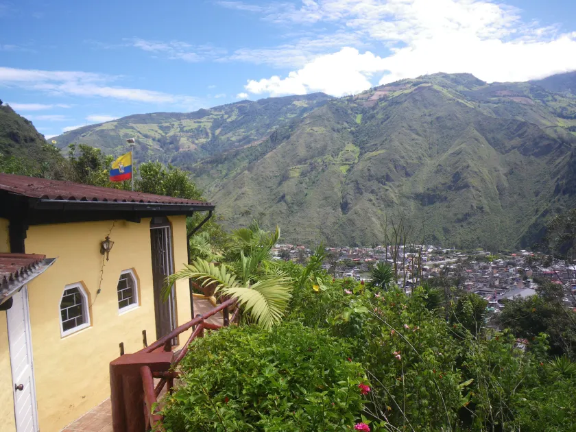 La Casa Amarilla - Image 1