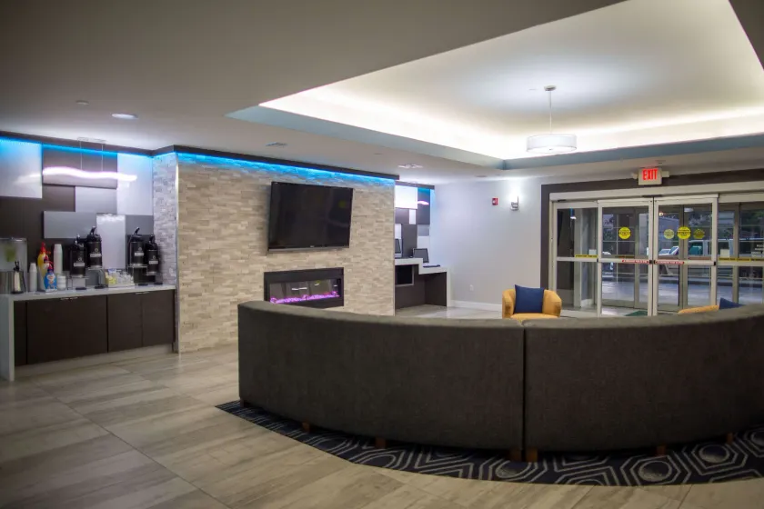 La Quinta by Wyndham Houston East at Normandy - Image 1