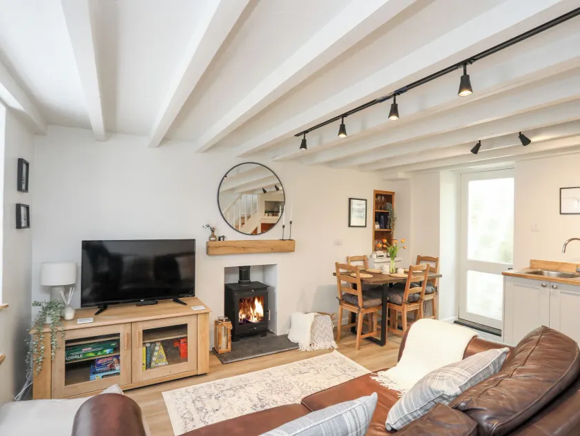 Bwthyn Lili Lily Cottage - Image 1