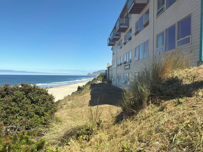 Seahorse Oceanfront Lodge - Image 1