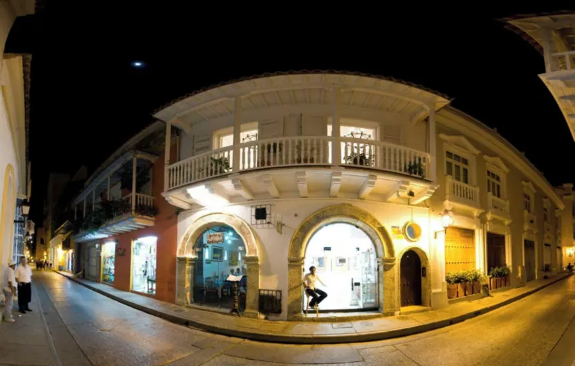 Luxury Large Apartment With Colonial Balcony - Image 1