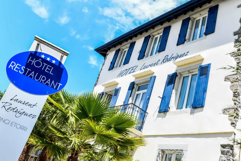 Logis Hôtel & Restaurant La Villa Bleue - Image 1