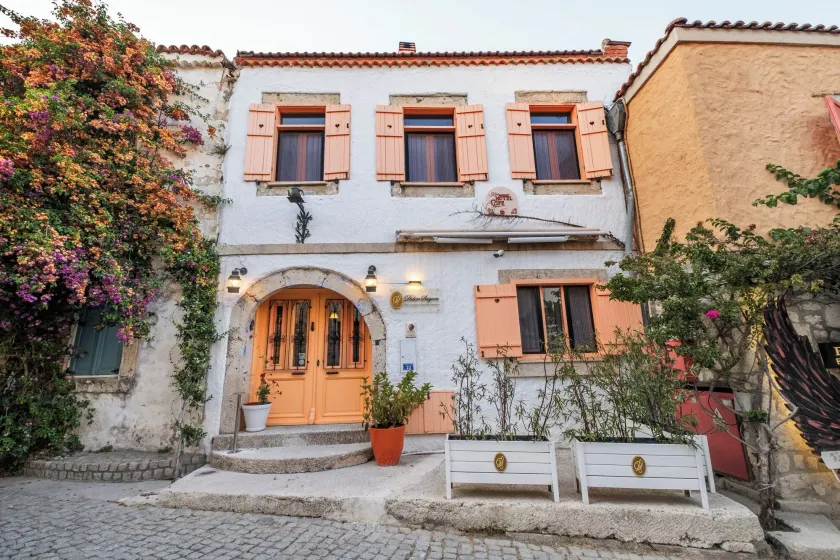 Krem Hotel - Image 1