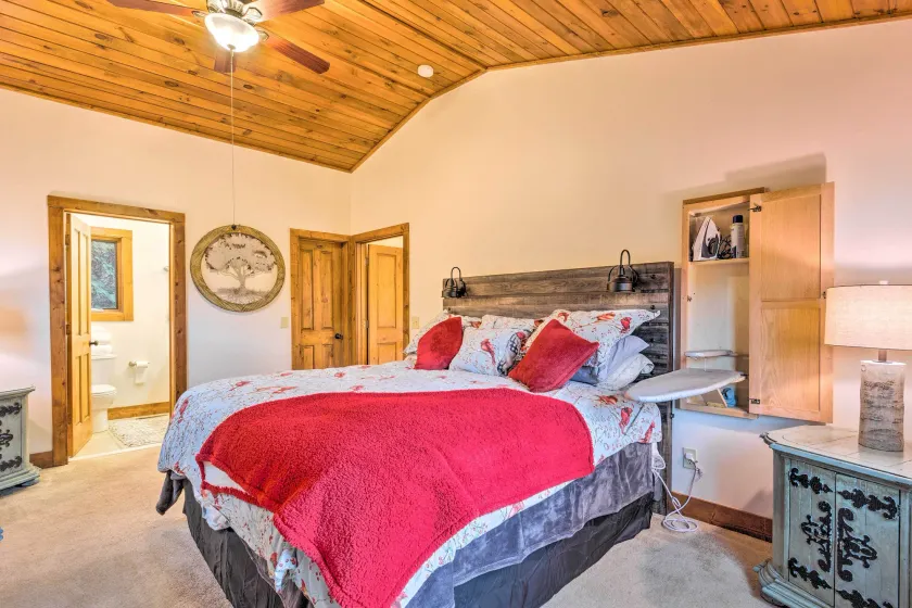 Mountain Cabin w/ Fire Pit, Walk to Golf & Fishing - Interiør