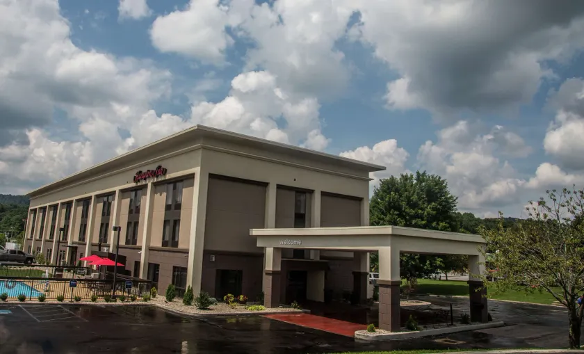 Hampton Inn Summersville - Image 1