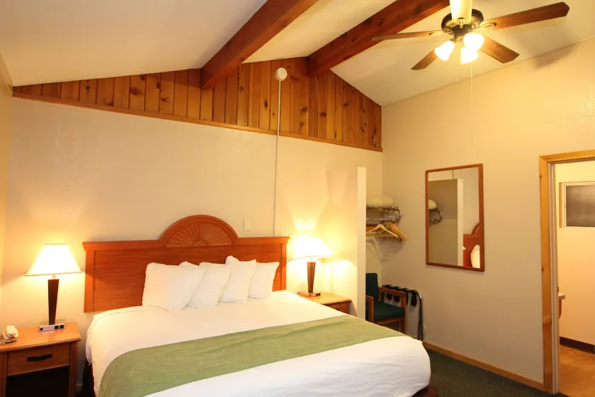 Oakhurst Lodge - Image 1