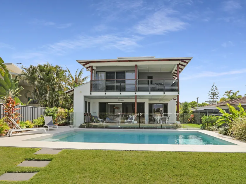 WATERFRONT HOME BORDERING MOOLOOLABA - Image 1