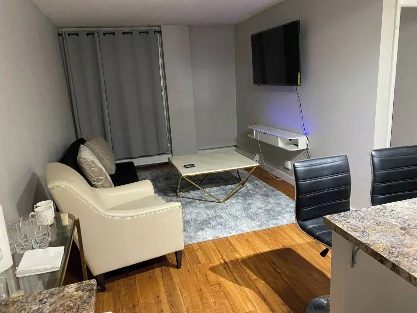 Downtown 1 Bedroom Apartment on 17 ave sw - Image 1