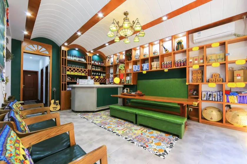 Edinburgh Hostel - Coffee bar - Western breakfast -Travel expert -Good location-English reception-Ticket service-Tourism planing-Laundry-Camara-Drone gopro - Image 1