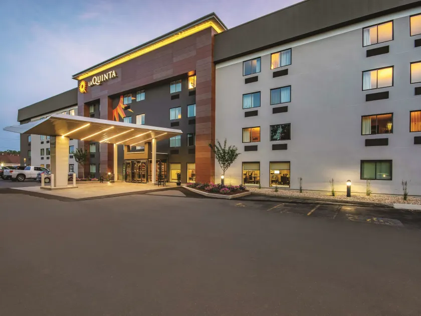 La Quinta by Wyndham Hartford Bradley Airport - Image 1