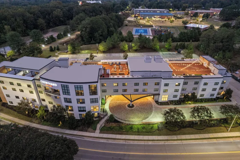 Courtyard by Marriott Oxford - Image 1