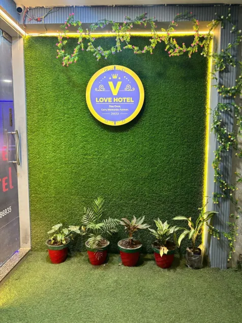 V Love Hotel - Image 1