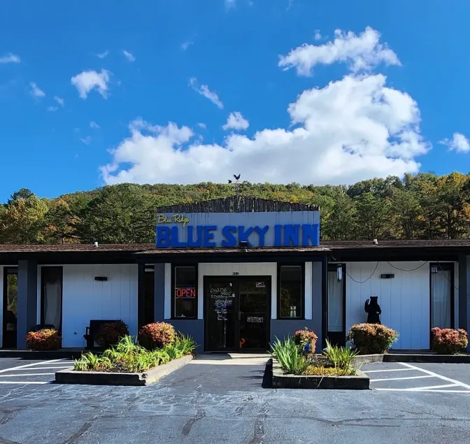 Blue Sky Inn- Complimentary Happy Hour Th-Sun, Veteran owned, Full Breakfast, Best green space, 1 mile from Blue Ridge, Fire Pit - Image 1