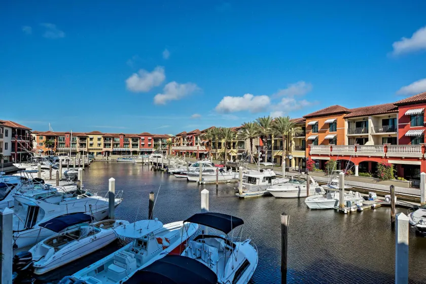 Relaxing Waterfront 2-Story Retreat w/ Pool Access - Innvendig