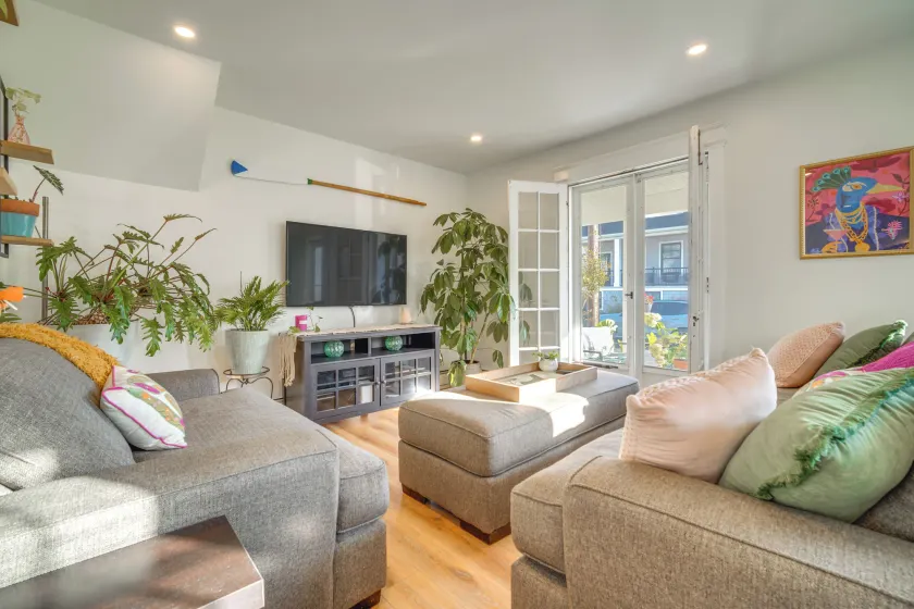 Walk to Beach: Dog-friendly Ventnor City Retreat! - Innvendig