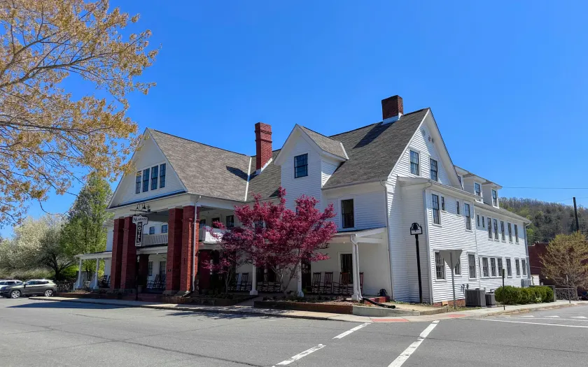 The NuWray Hotel & Carriage House - Image 1
