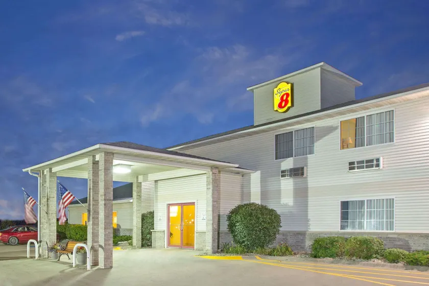 Super 8 by Wyndham Clarinda - Image 1