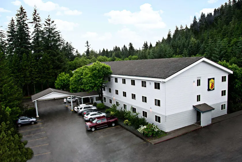 Super 8 by Wyndham Juneau - Image 1