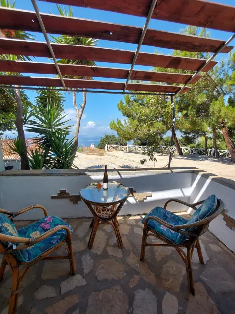 Logement située sur une colline avec des vues spectaculaires sur la mer - Image 1