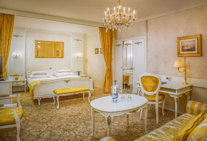 Schlosshotel Römischer Kaiser - Image 1