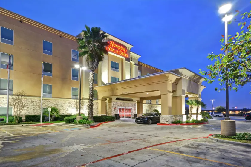 Hampton Inn & Suites San Antonio/Northeast I-35 - Image 1