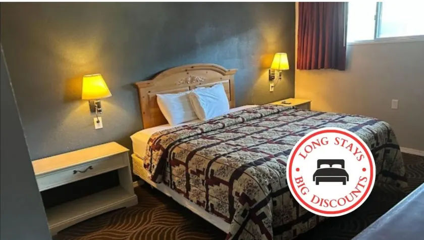 Love Hotels Western Holiday by OYO at Harlan Lake NE - Image 1