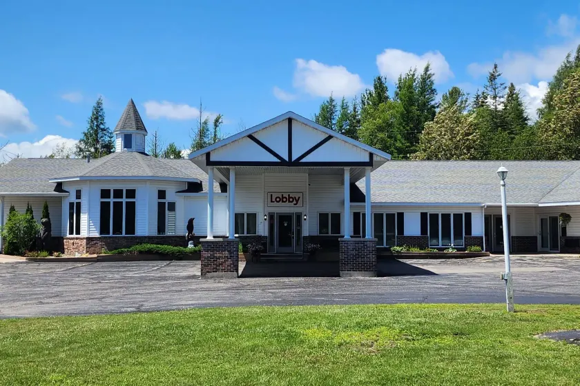 Econo Lodge Lakeshore - Image 1
