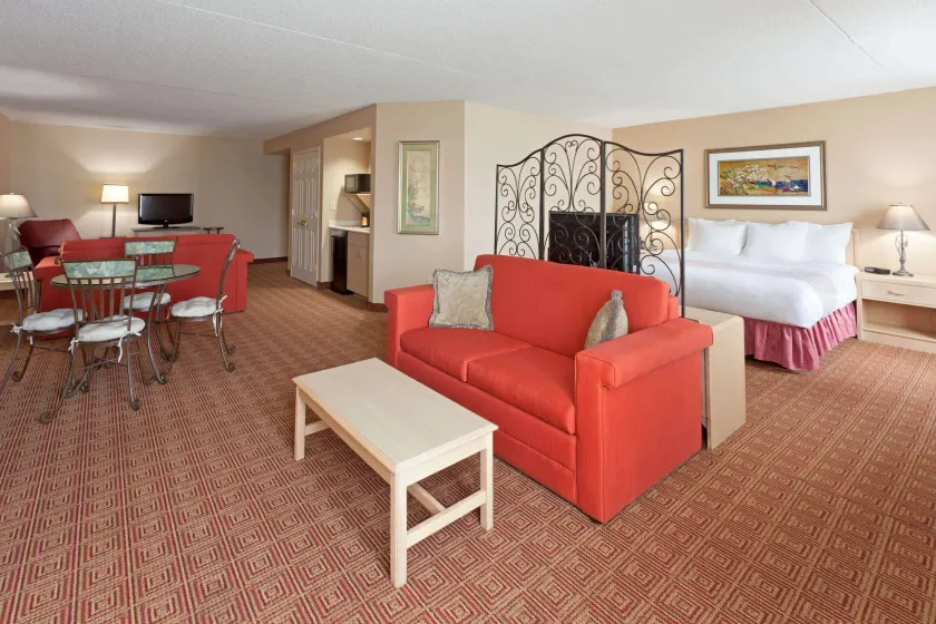 La Quinta by Wyndham Garden City - Image 1