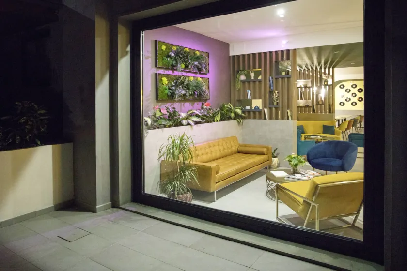 Moody smart & comfy Hotel - Image 1